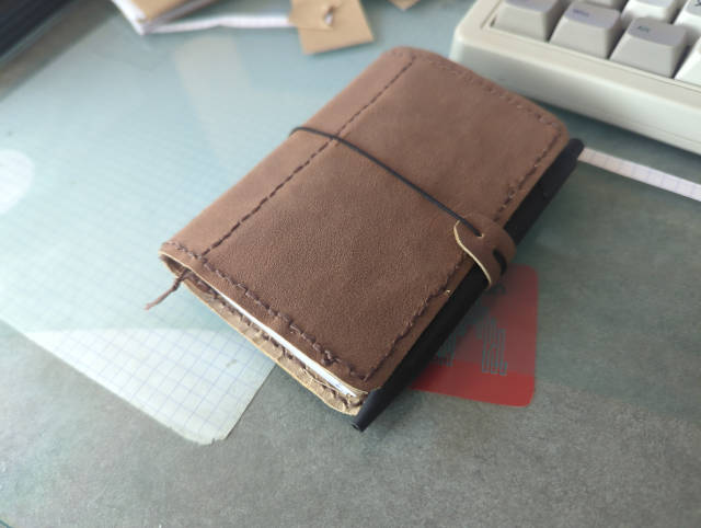 Photo:Le carnet terminé, stylo maintenu en place dans la boucle élastique 