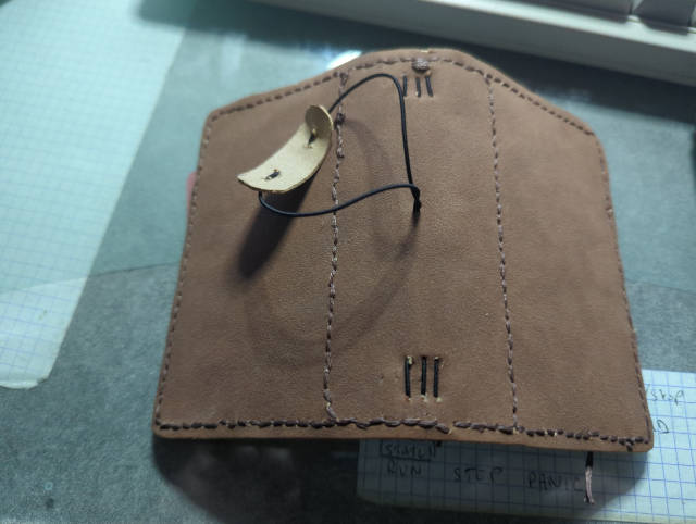 Photo:Extérieur de la couverture. La boucle élastique maintiendra le tout en place