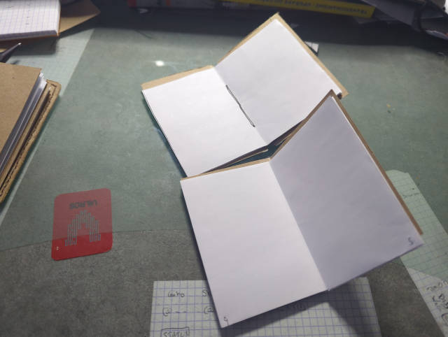 Photo:Signature, au premier plan la version simplifiée