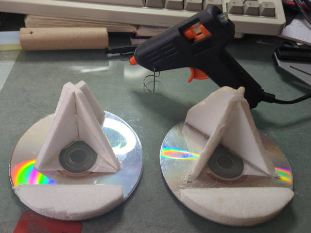 Photo: Support presque prêt à l'emploi à gauche ; l'ancien à droite